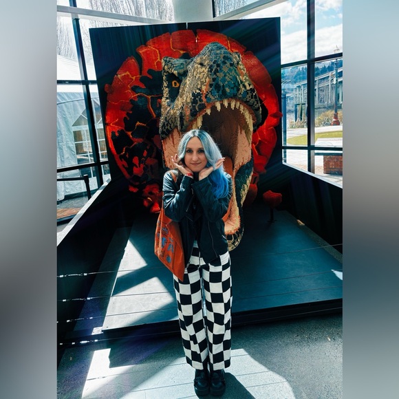 Meet your Posher, Liz - Picture 2 of 4